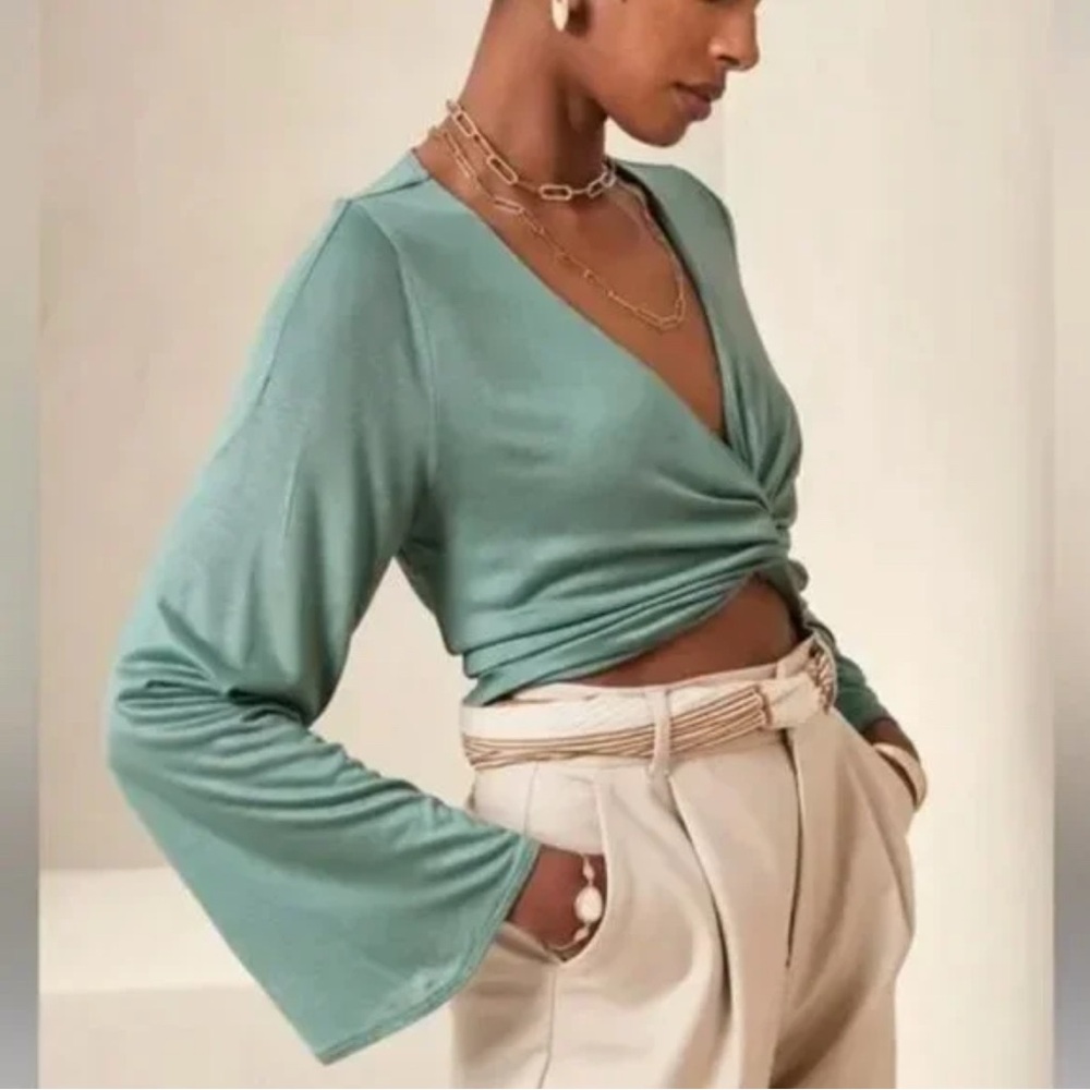 BANANA REPUBLIC woman’s teal v-neck long sleeve shirt
